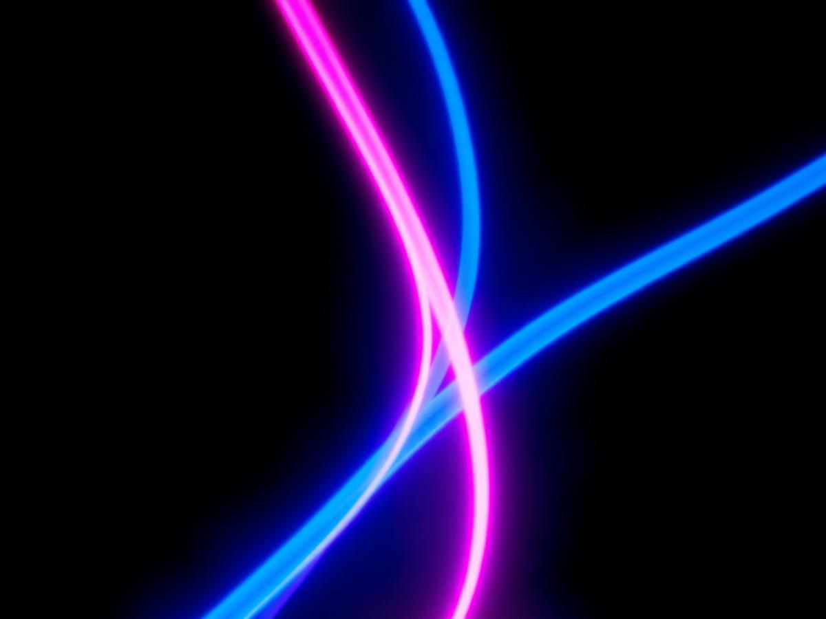 Cintas de luz de neón sobre negro